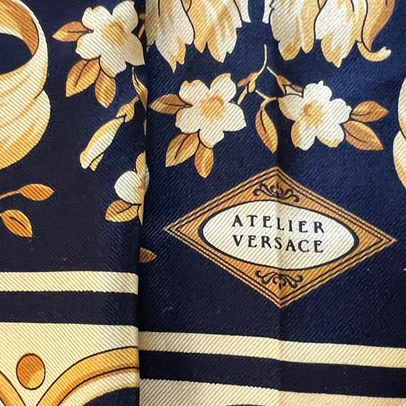 Authentic Versace Baroque Design Black Gold Printed 100% Silk Twill Scarf 33.5" - Picture 14 of 16